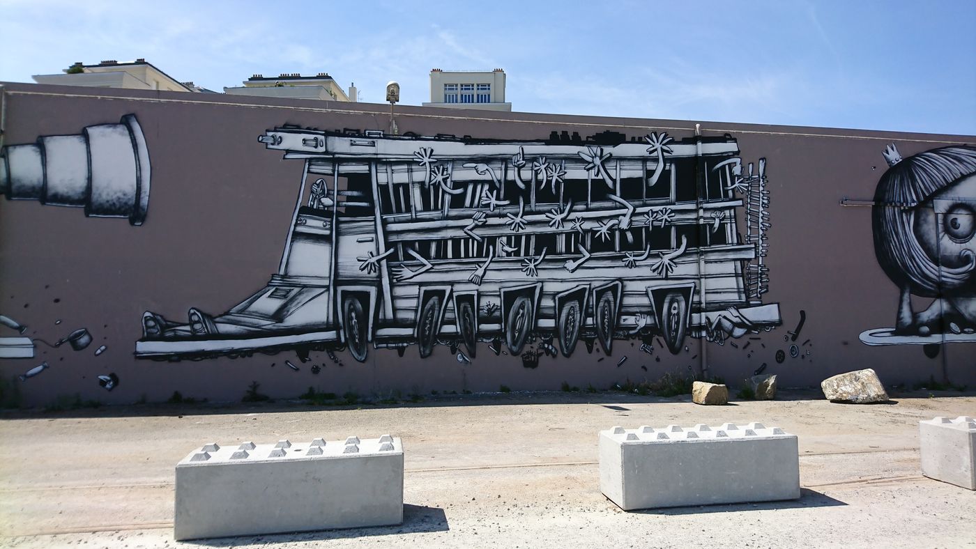 Ancien hangar à bananes. La façade est peinte par du street art représentant des animaux étranges