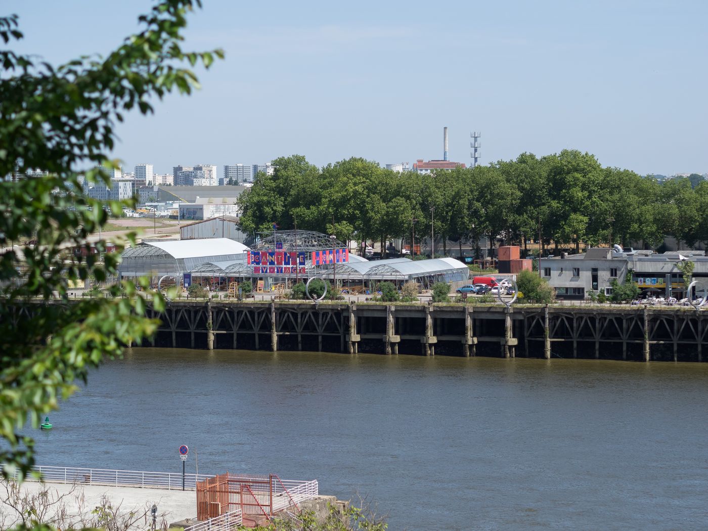 Vue sur les quai faisant face aux hangars