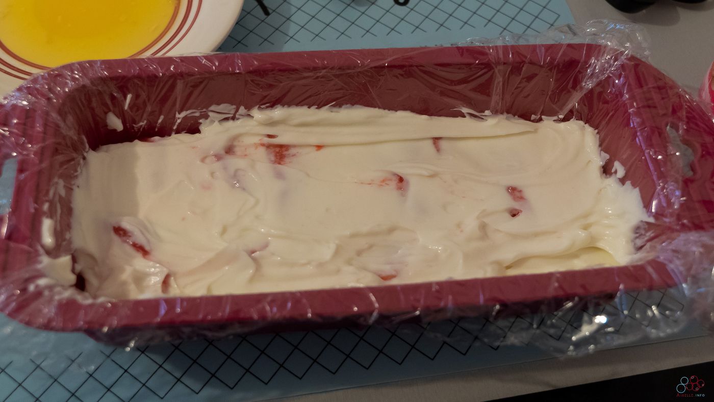 Same mold as before, this time with the mascarpone/sugar mixture covering the strawberries.