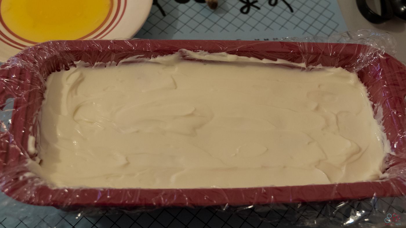 Same mold as before, this time with the mascarpone/sugar mixture covering the strawberries.