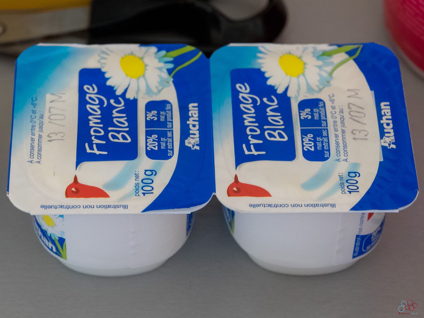 Picture of two pots of fromage blanc.