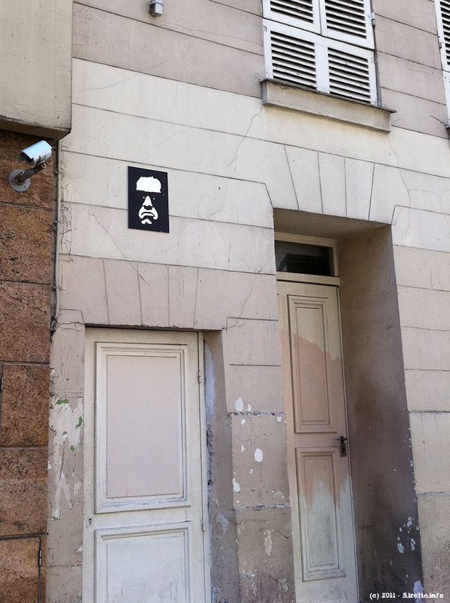 Le visage que l'on voit au dessus d'une porte