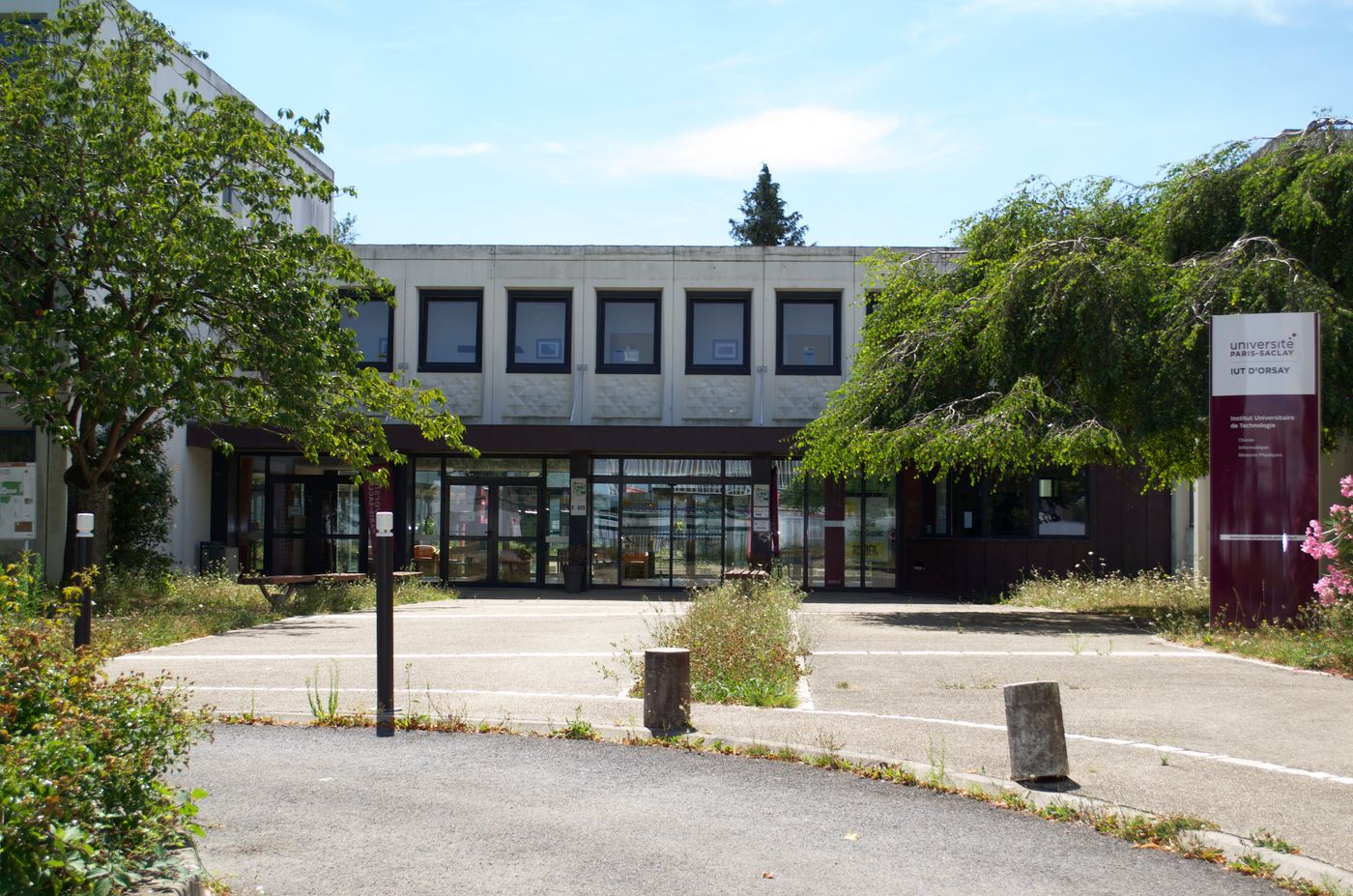 Picture of the entrance of IUT d'Orsay