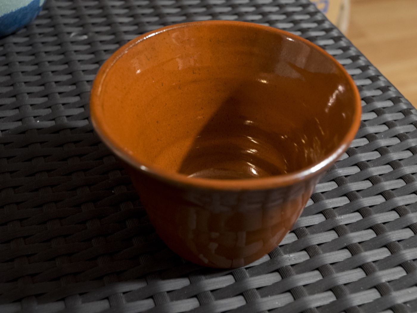 Photo d'un pot ou bol rouge terre.