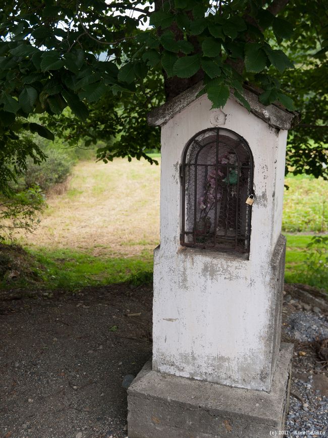 Photo d'un autel à St Antoine de Padoue. Il y a une petite statue à l'intérieur.